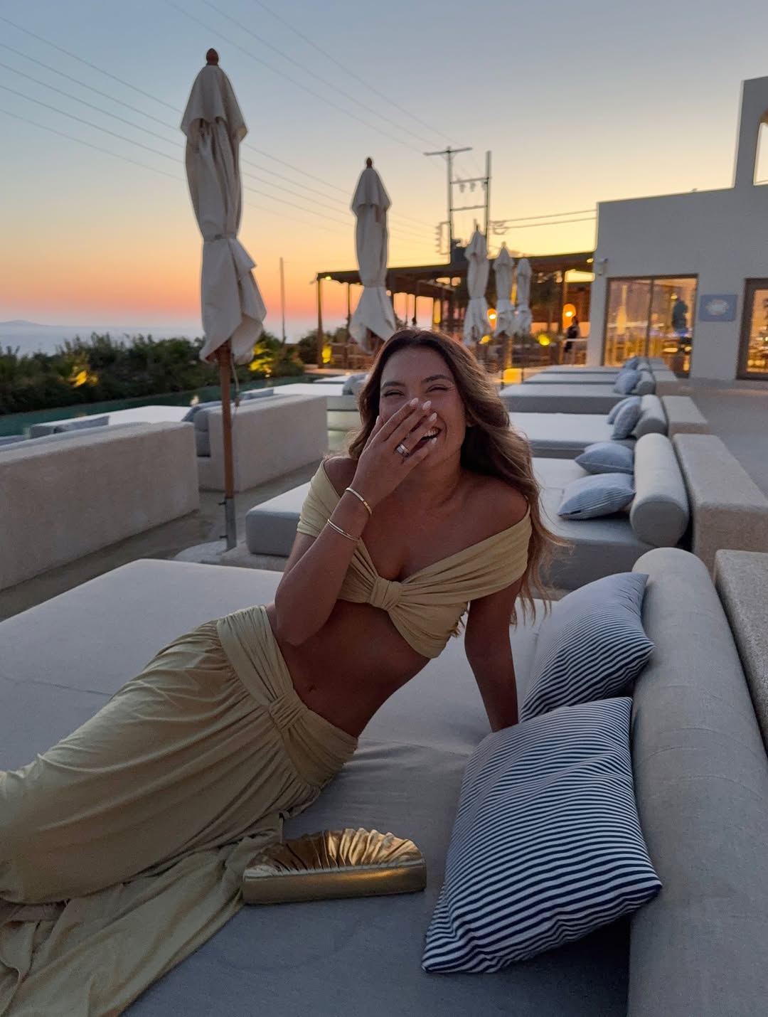 Greta set med rynkad off-shoulder-topp och lång kjol