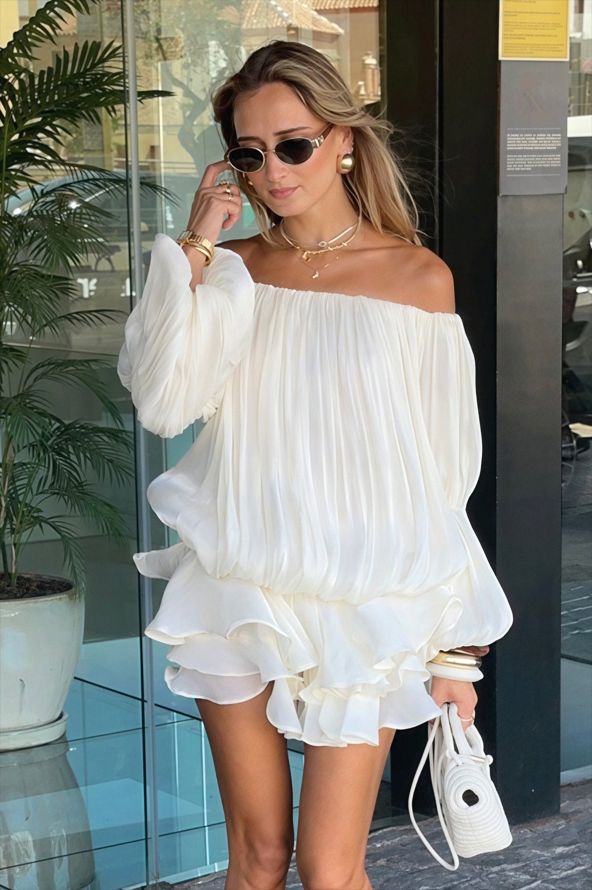 Greta off shoulder-klänning i minilängd med volanger i flera lager
