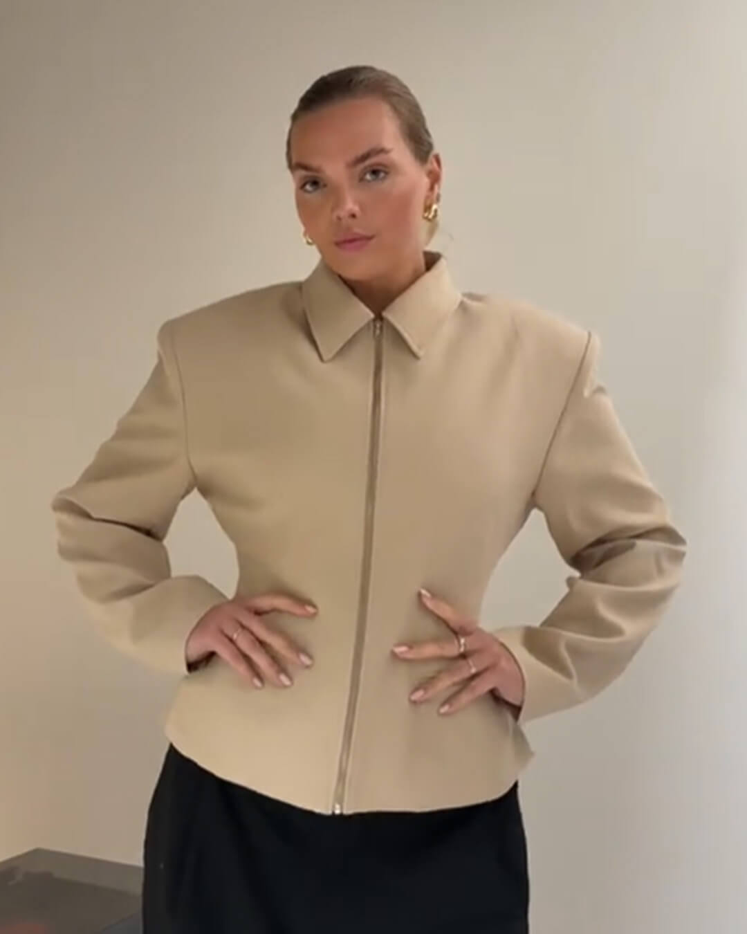 Hazeline jacka med dragkedja och markerad midja