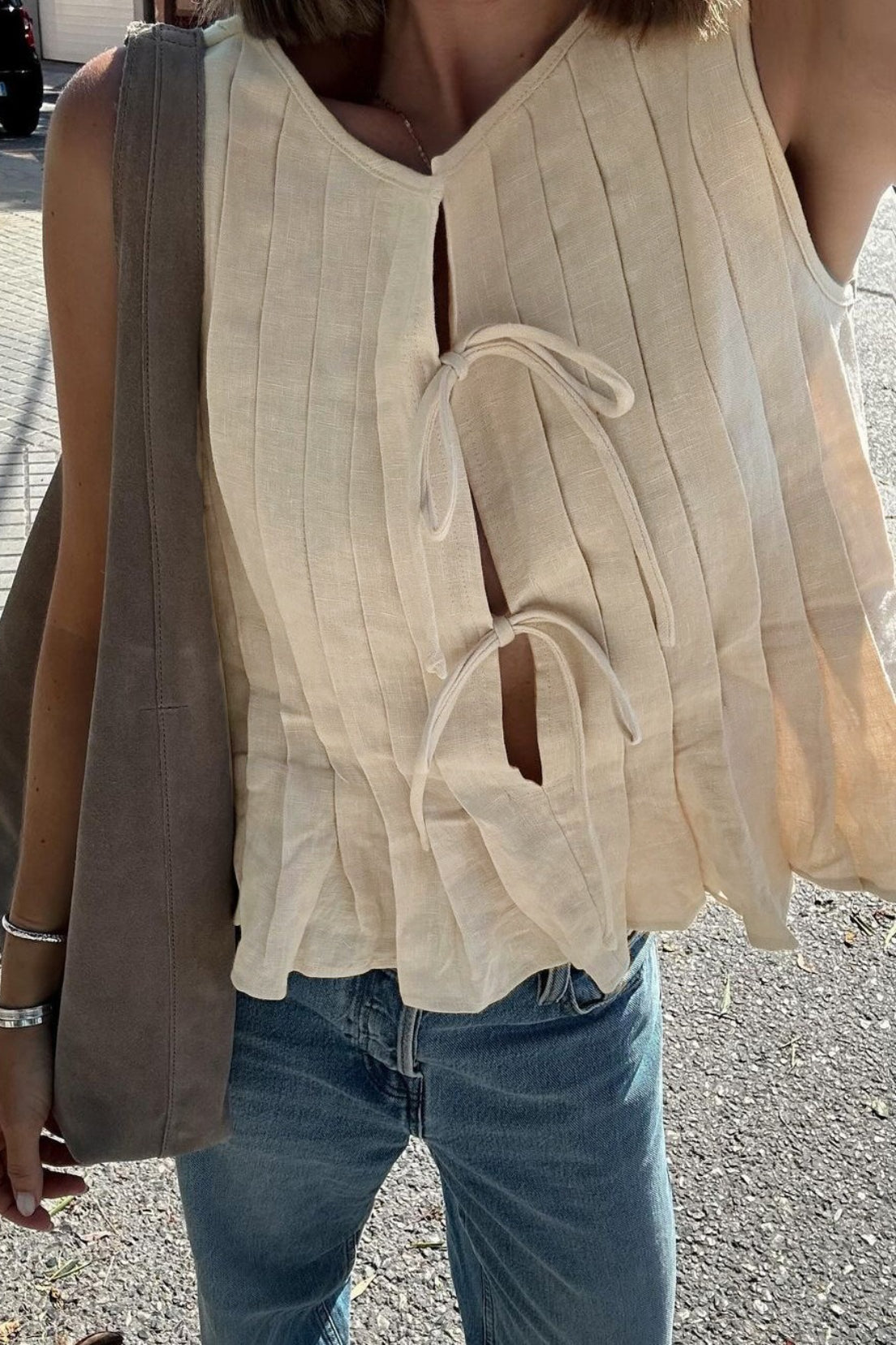 Honora topp med volangkant och knytning framtill