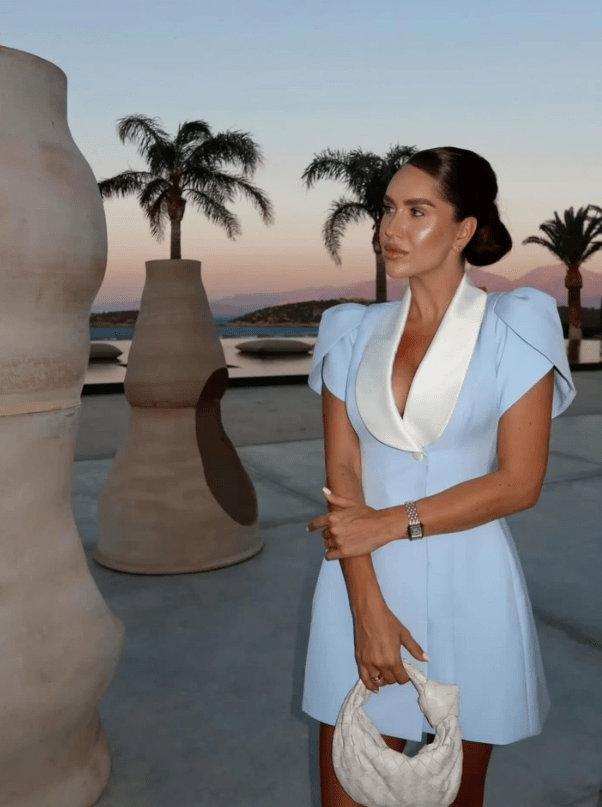 Hypatia miniklänning med sjalkrage