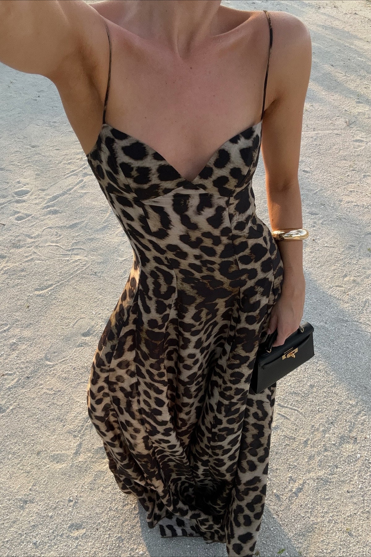 Imogen maxiklänning med leopardmönster och tunna axelband