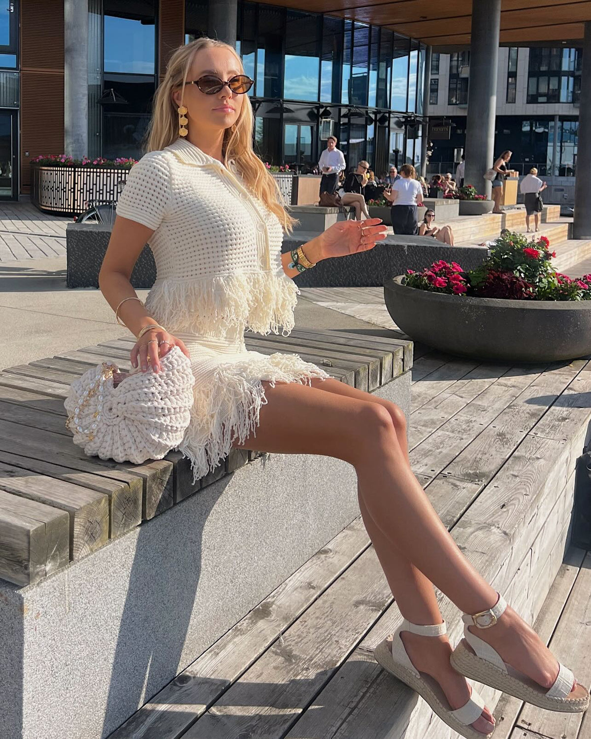 Ioanna stickat set med kjol och tofsdetaljer