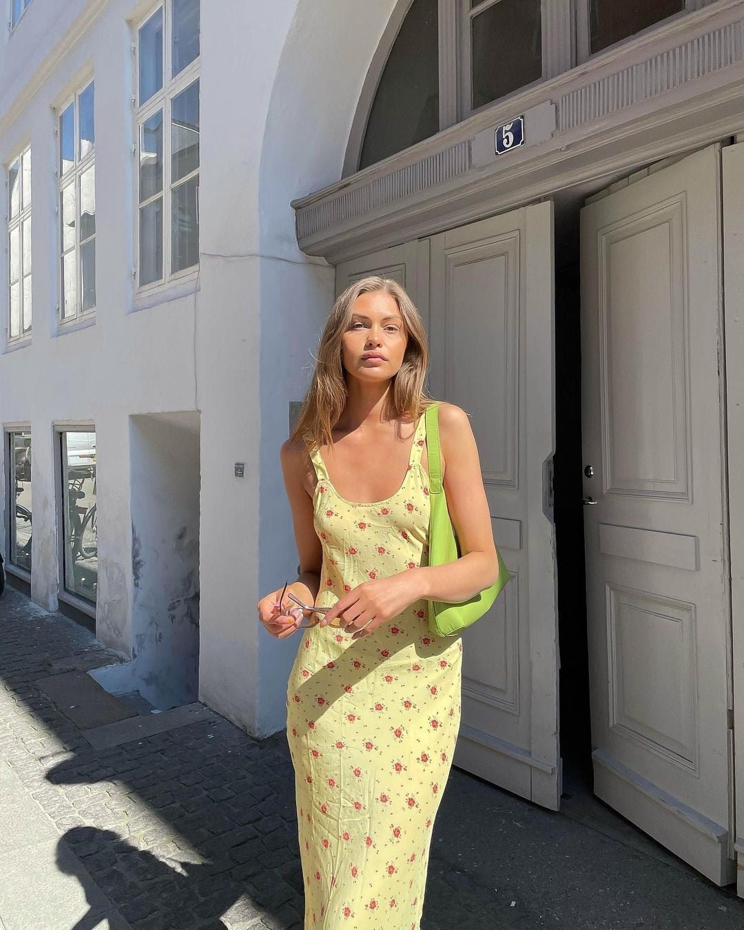 Iris utsvängd blommig klänning med volanger