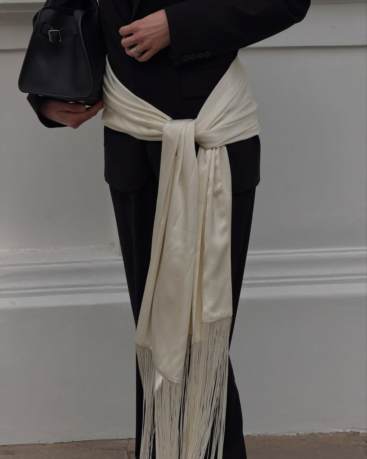 Isabelle satinscarf med fransar och tofsar