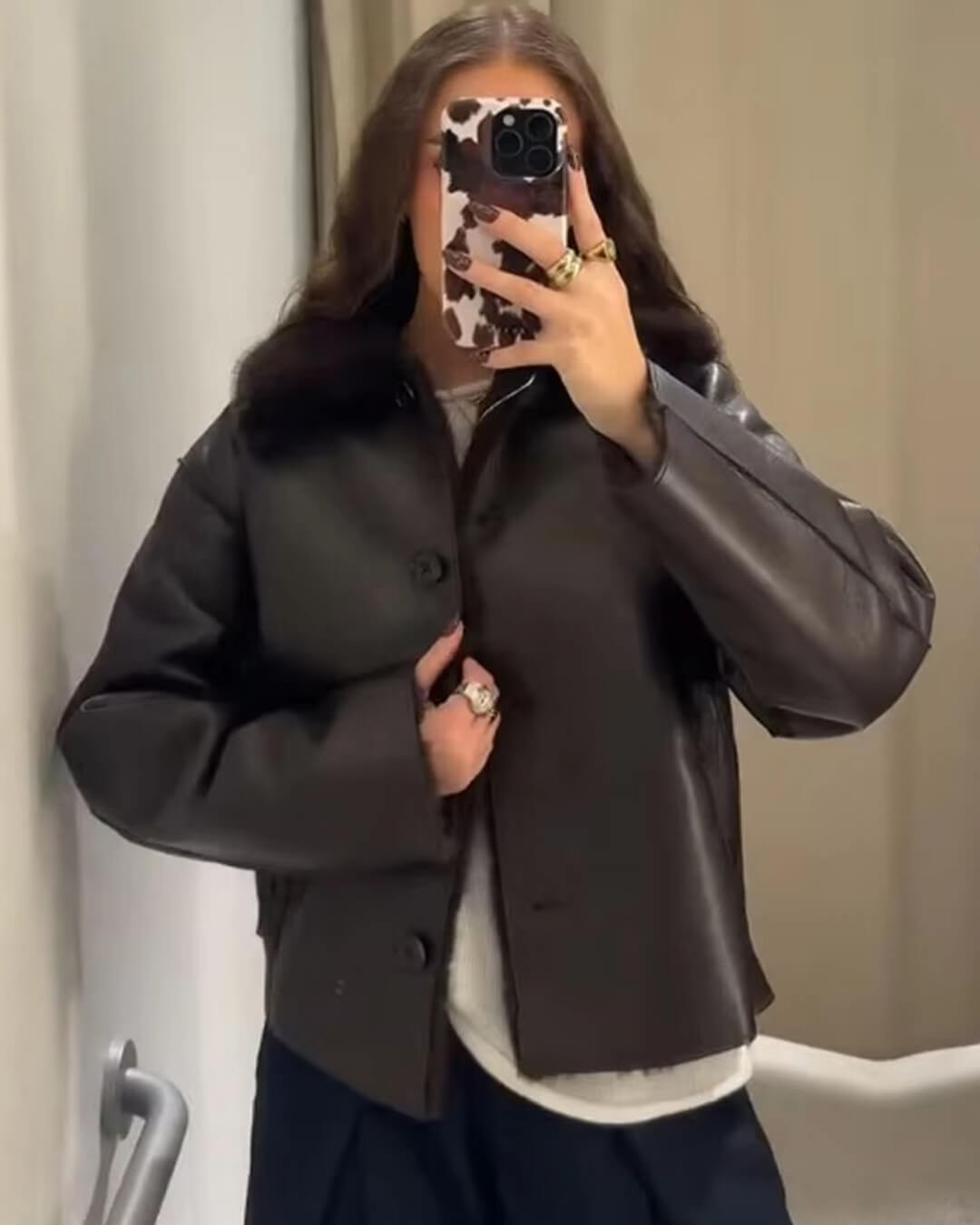 Joana vändbar jacka i konstpäls och skinn