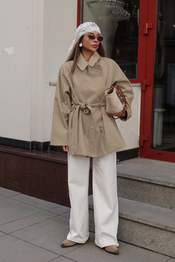 Joanna trenchcoat med skärp och omlottdesign