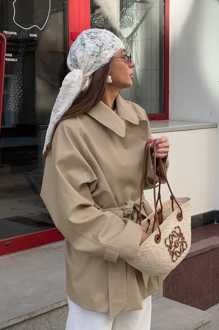 Joanna trenchcoat med skärp och omlottdesign