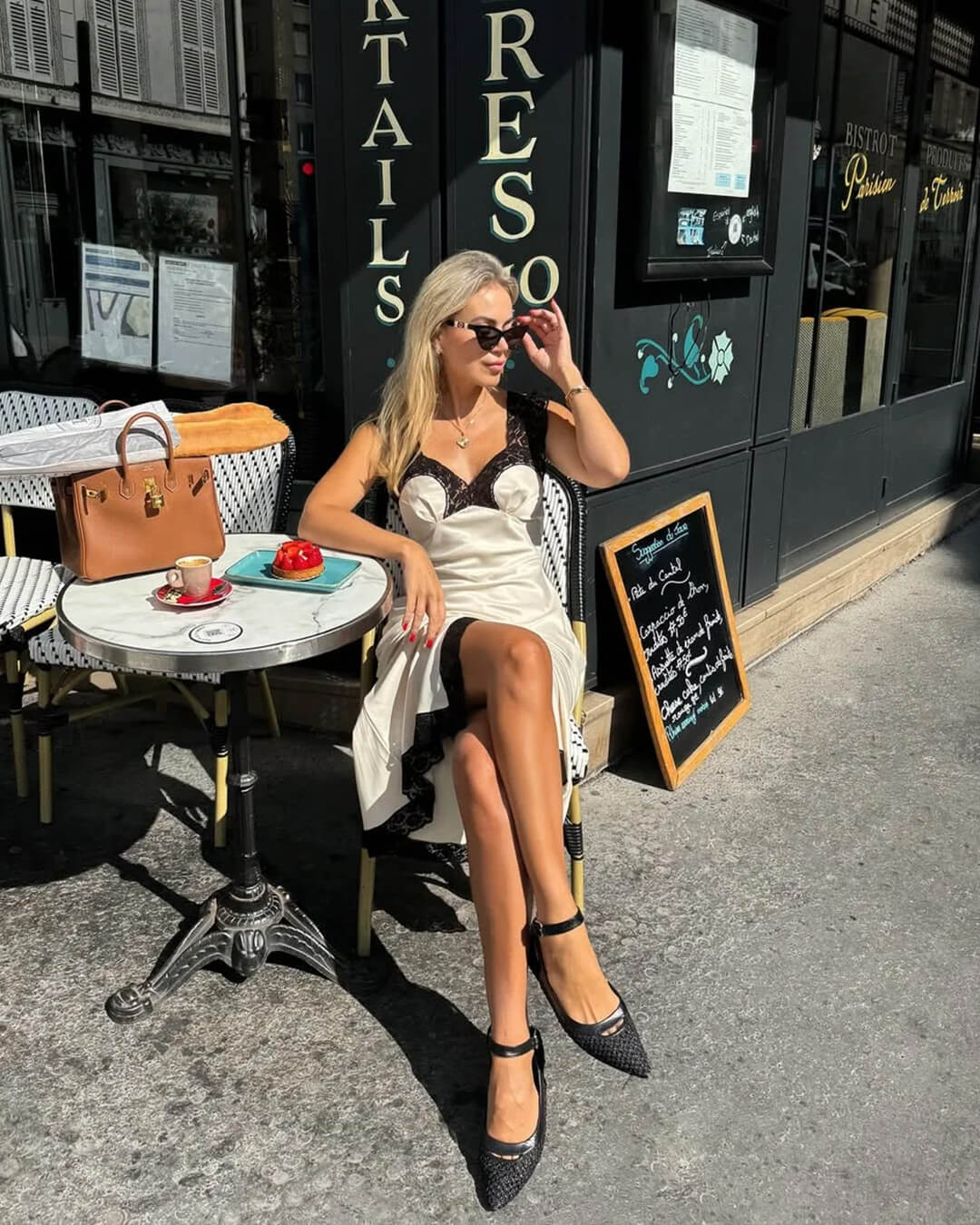 Joanna lång spetsklänning i satin