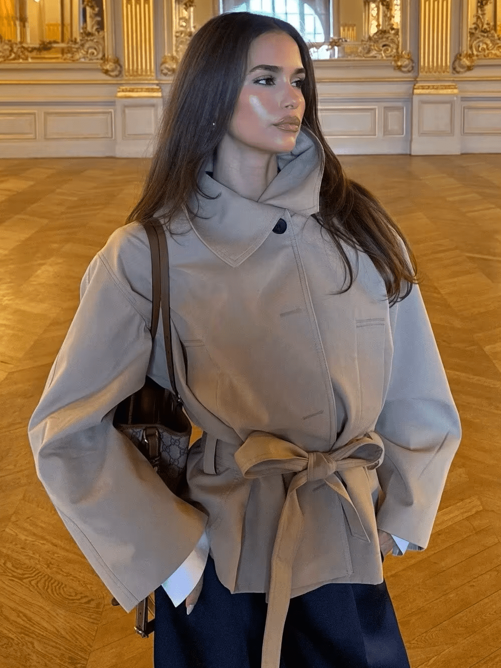 Julies asymmetriska trenchcoat med skärp