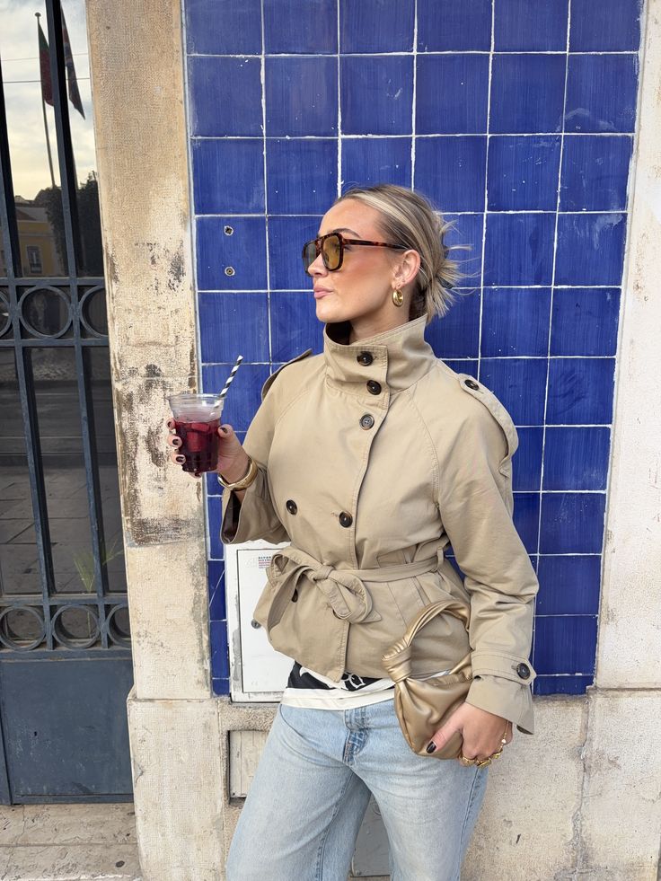 Kara kort trenchcoat med ståkrage