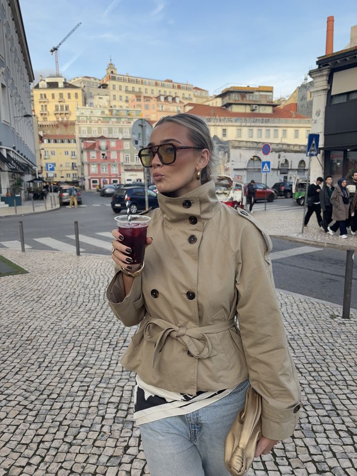 Kara kort trenchcoat med ståkrage