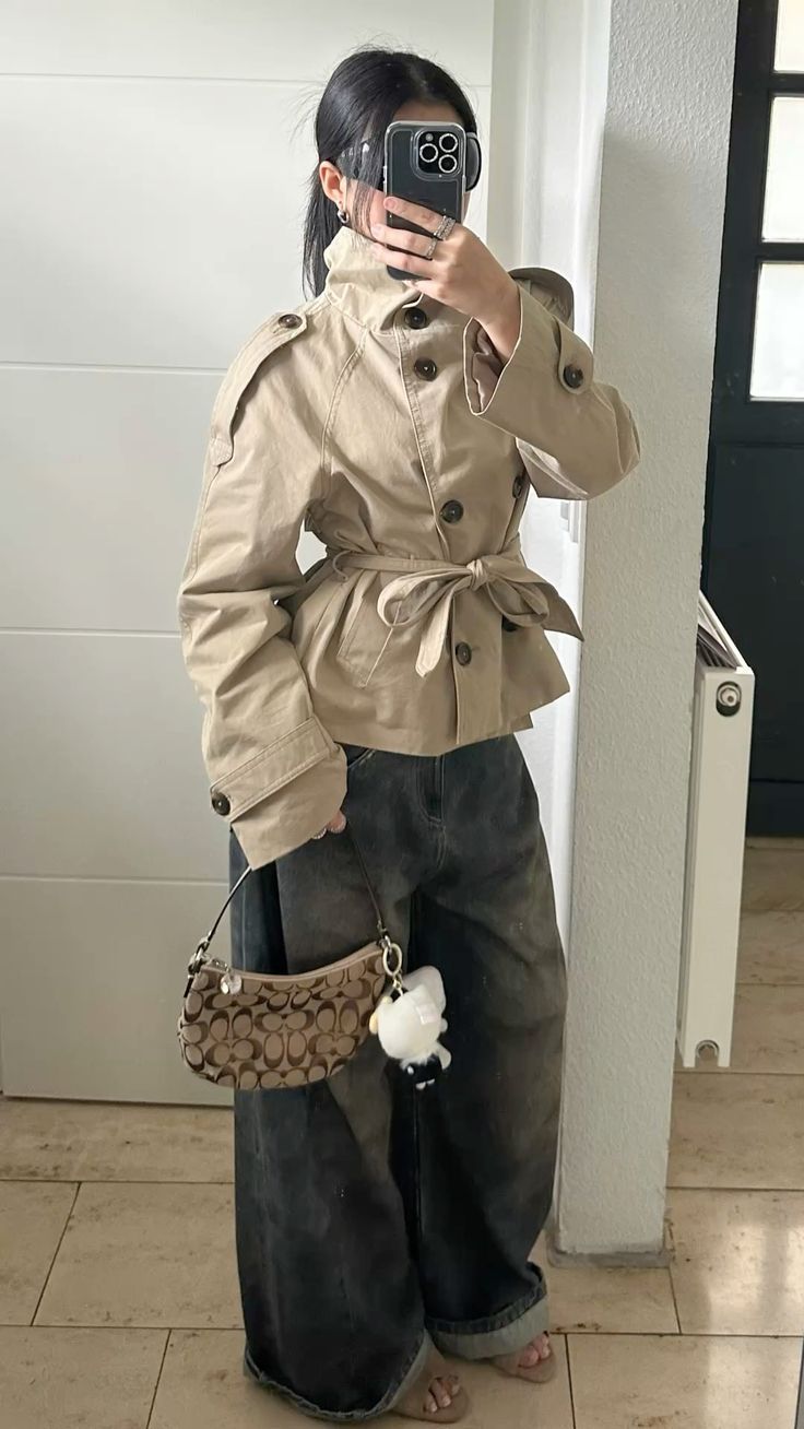 Kara kort trenchcoat med ståkrage