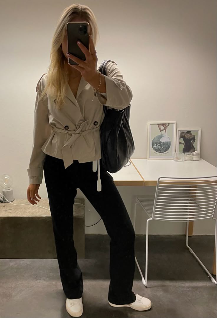 Kara kort trenchcoat med ståkrage