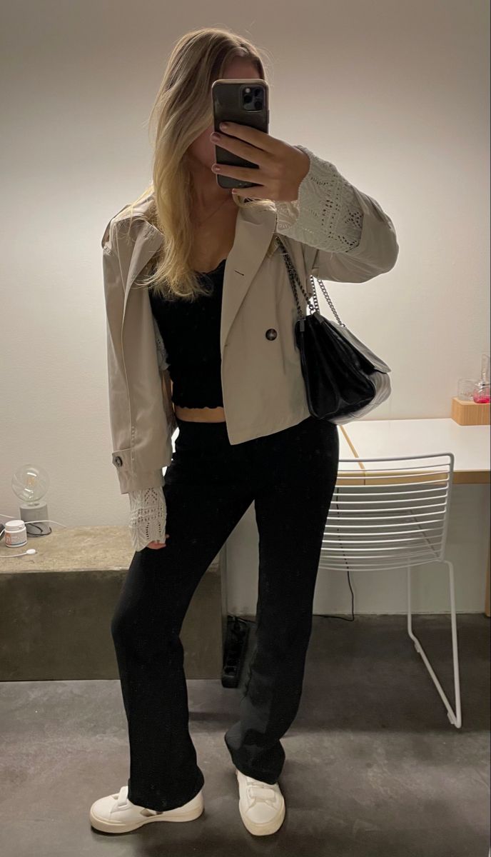 Kara kort trenchcoat med ståkrage