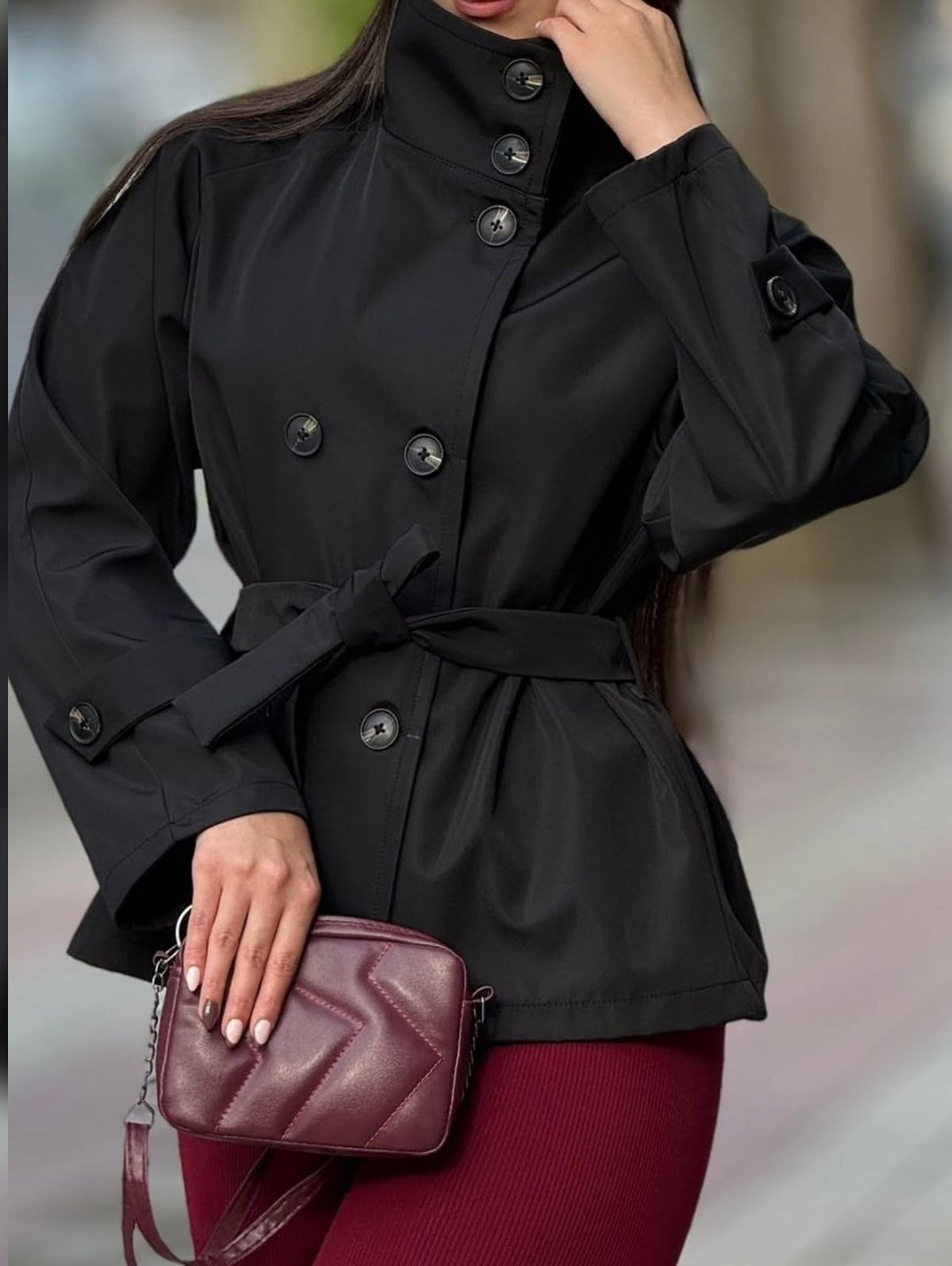 Kara kort trenchcoat med ståkrage
