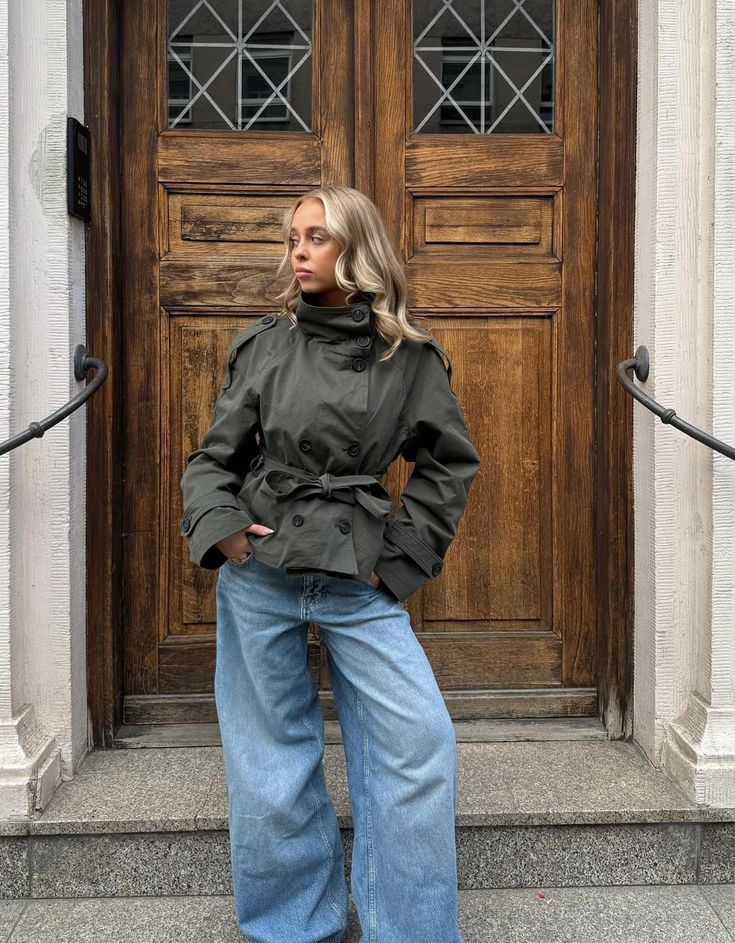 Kara kort trenchcoat med ståkrage