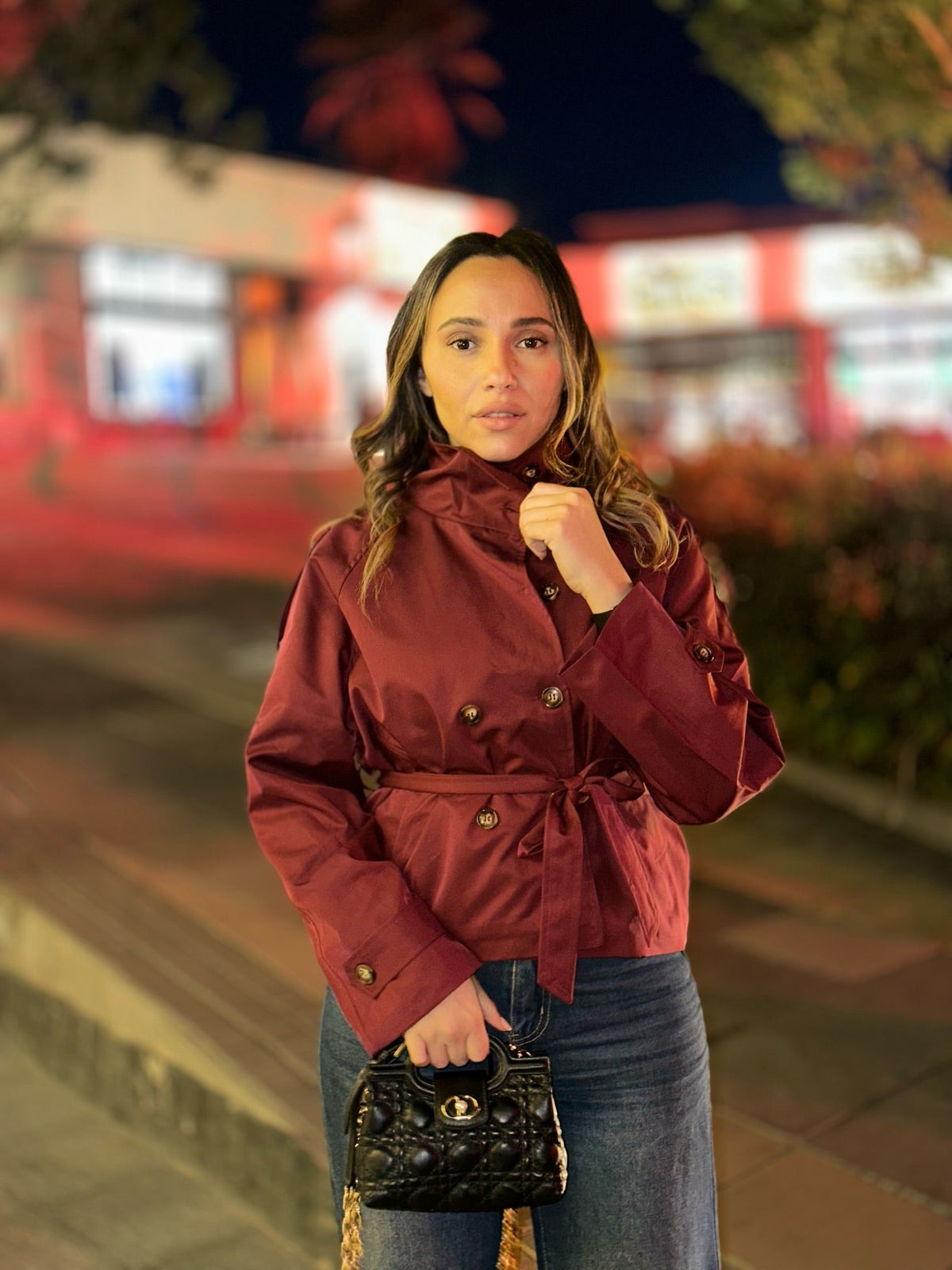 Kara kort trenchcoat med ståkrage