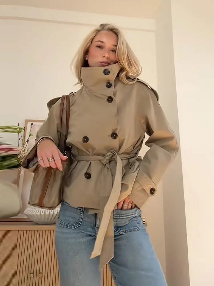 Kara kort trenchcoat med ståkrage