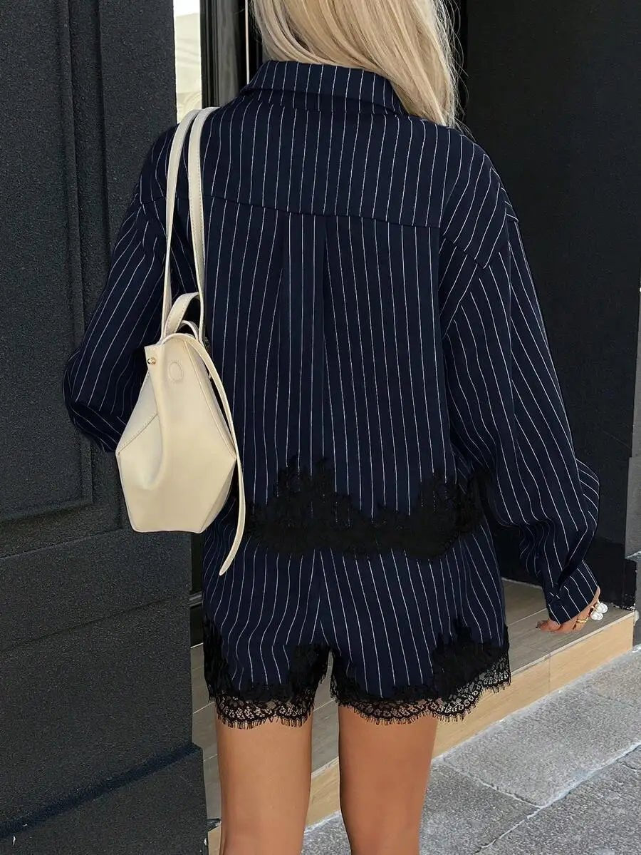 Kate shortsset med kritstrecksränder och spetskant