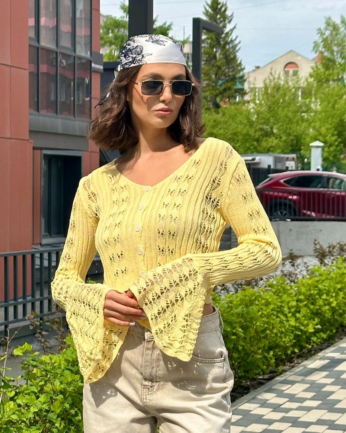 Kendall stickad kofta med utskurna detaljer