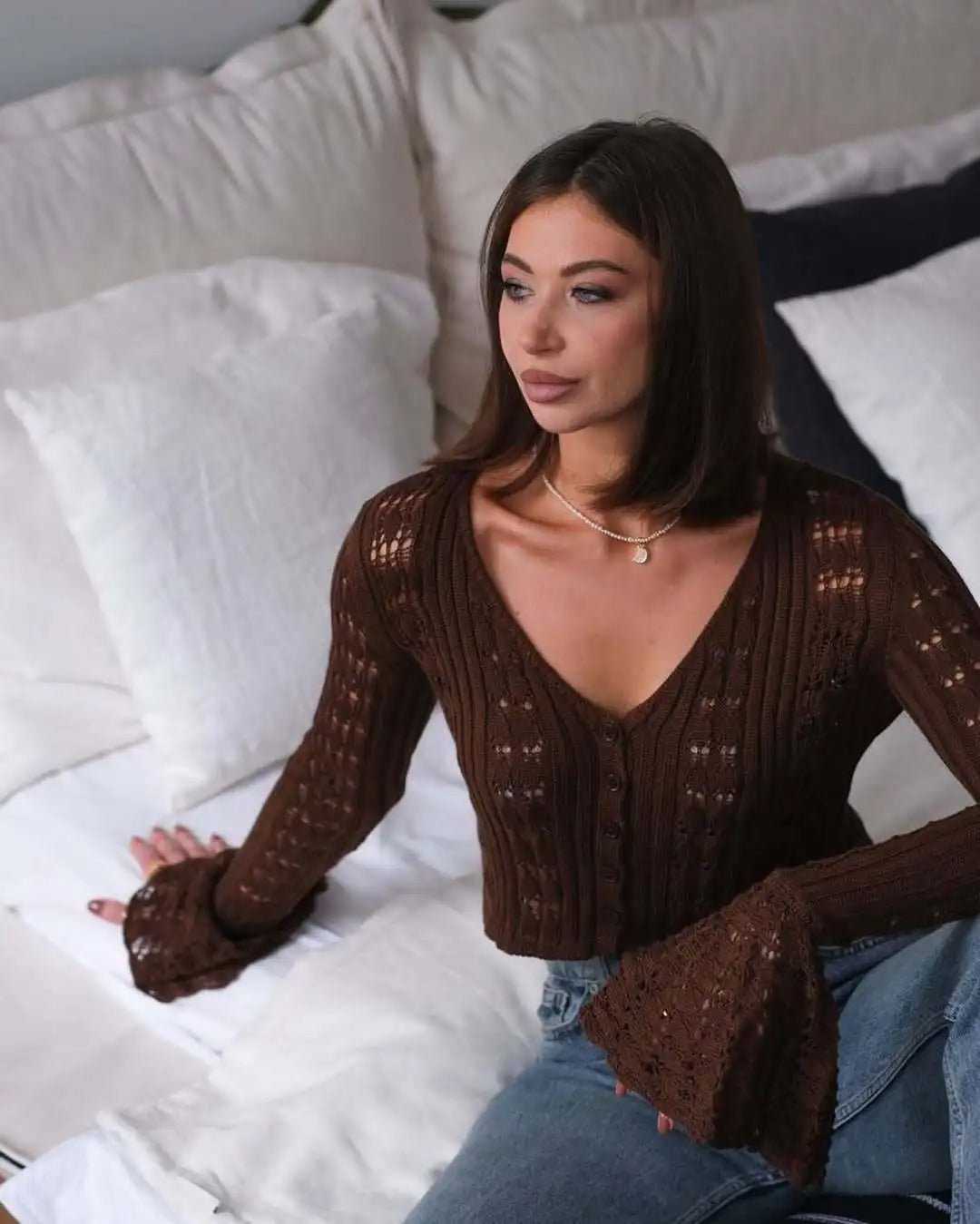 Kendall stickad kofta med utskurna detaljer