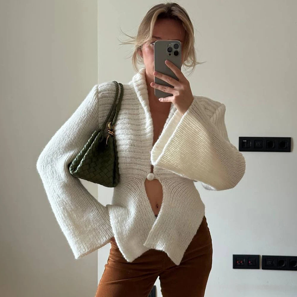 Stickad cardigan med utskärning