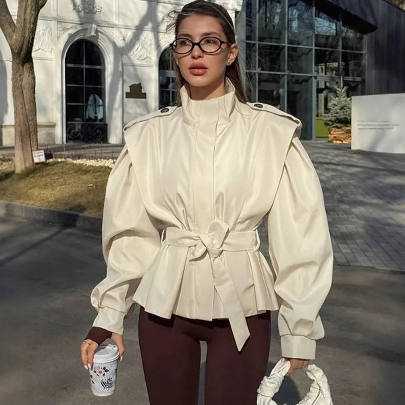 Trenchcoat i spets med slag och snörning