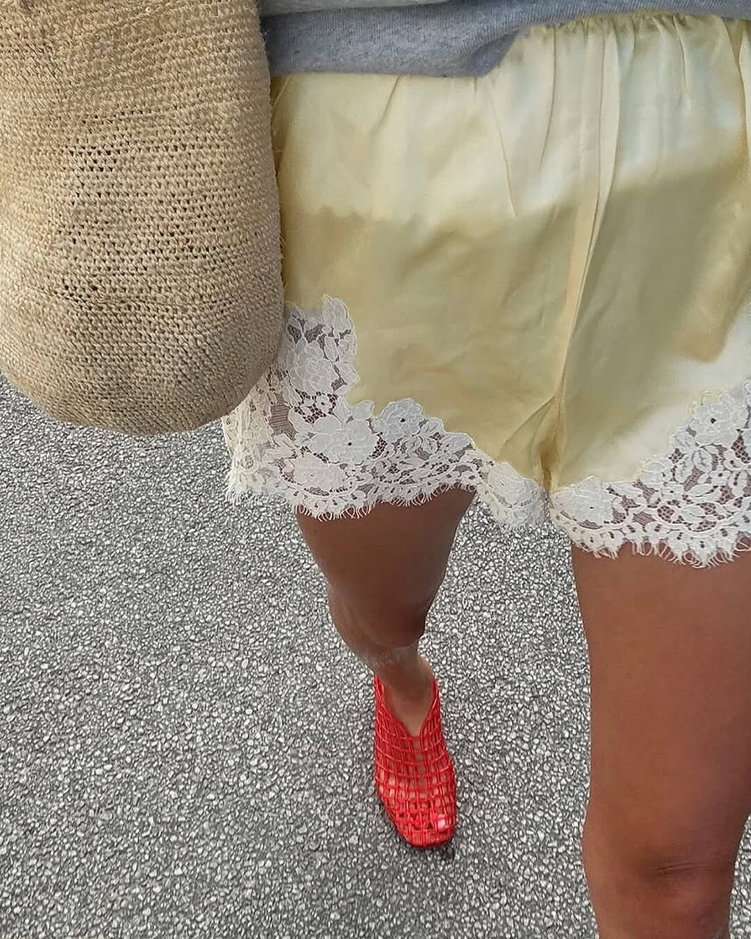 Laura satinsfärgad shorts med spets och lapptäcksdesign