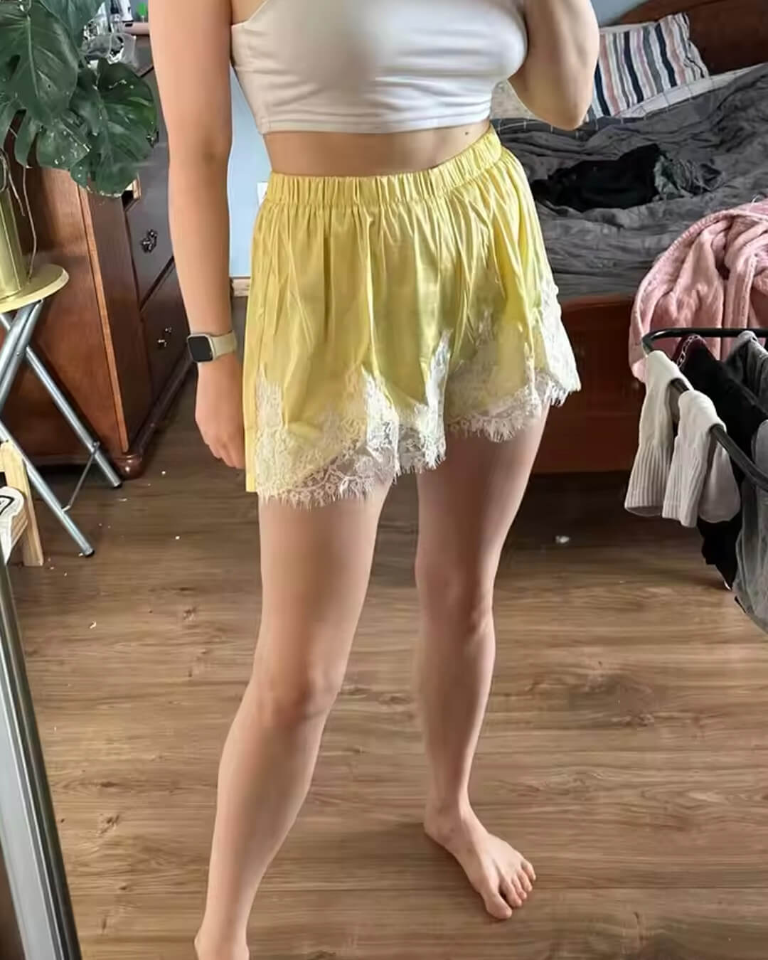 Laura satinsfärgad shorts med spets och lapptäcksdesign