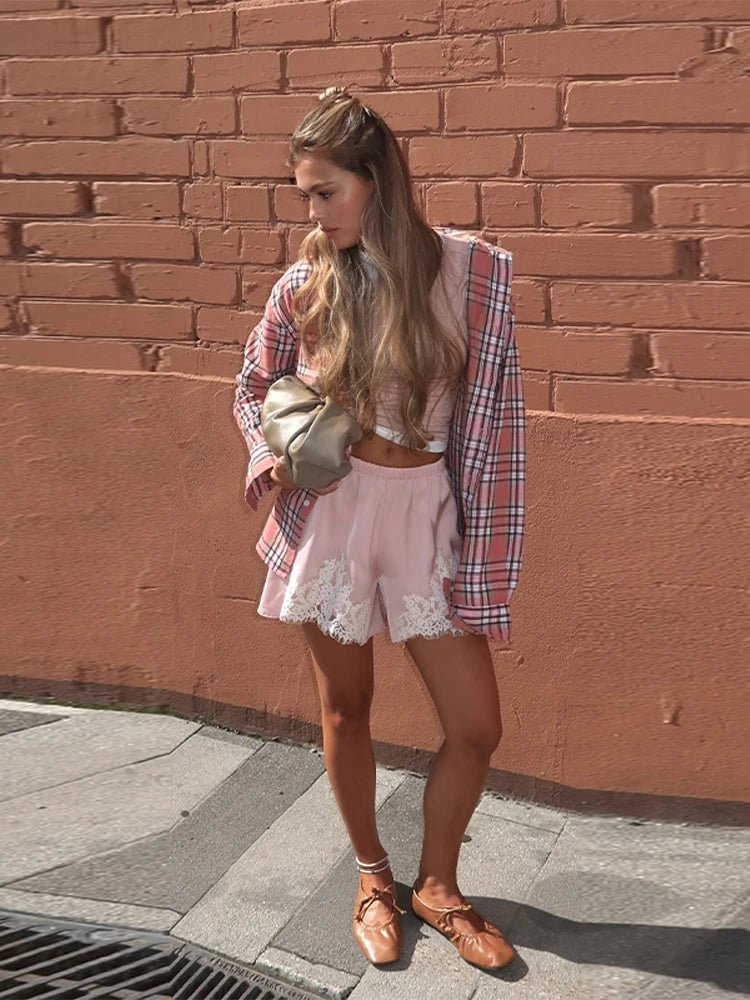 Laura satinsfärgad shorts med spets och lapptäcksdesign