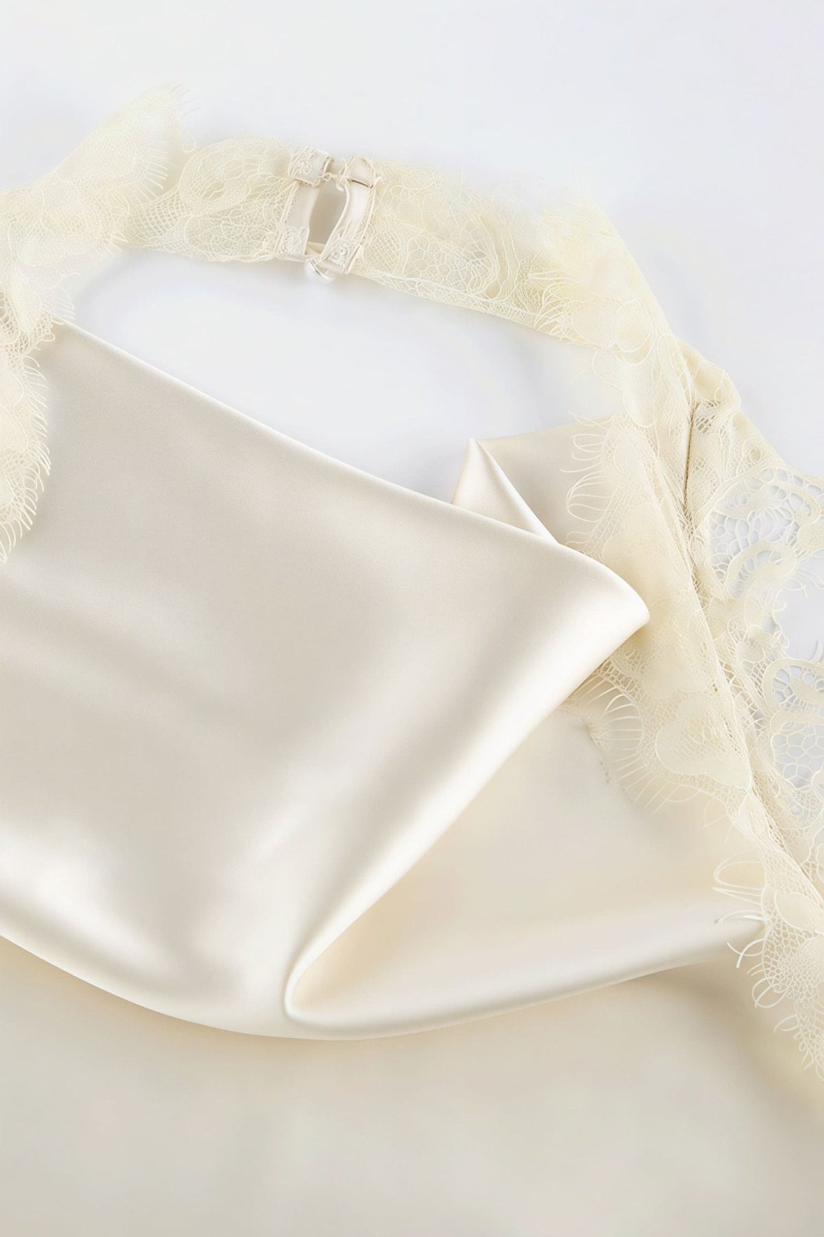 Lena spetsklänning med halterneck i minilängd