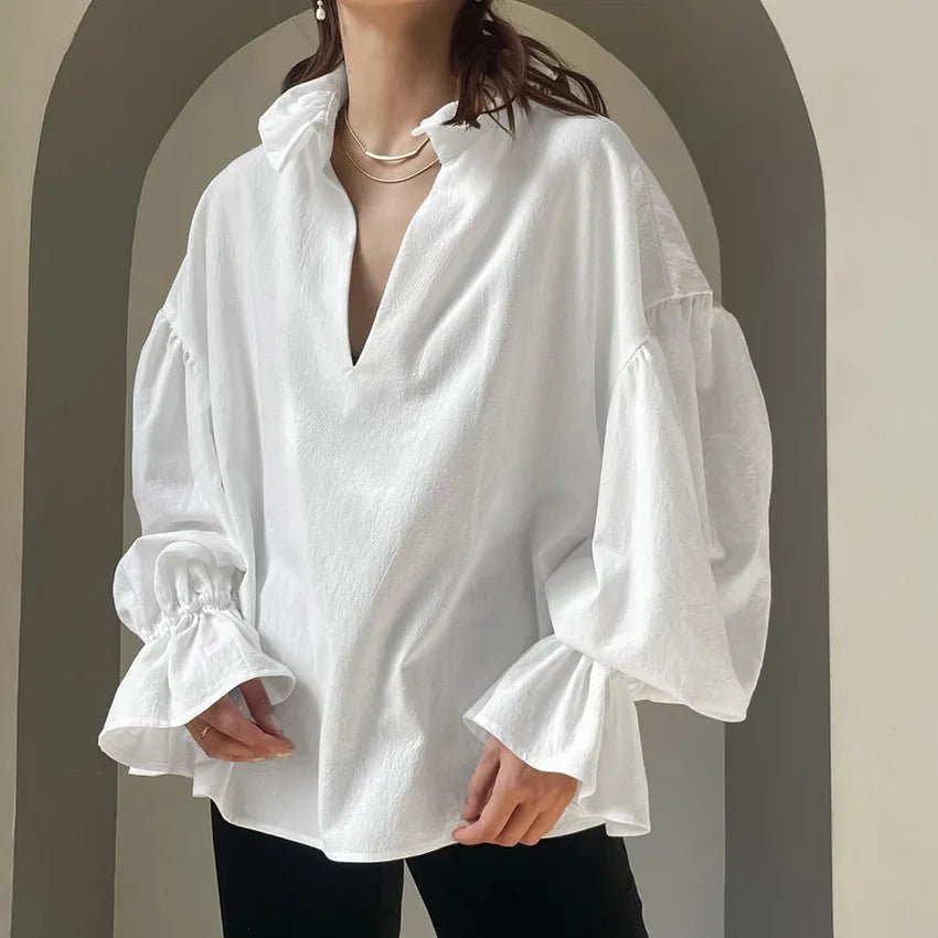 Lolas blus med puffärmar och V-ringning
