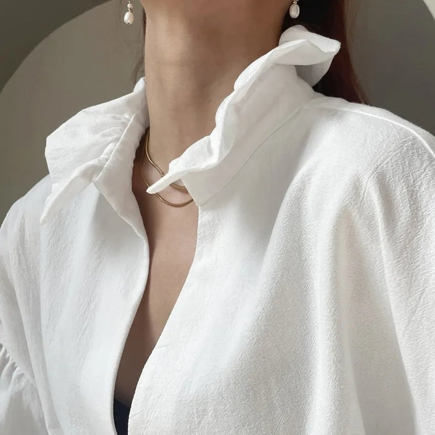 Lolas blus med puffärmar och V-ringning