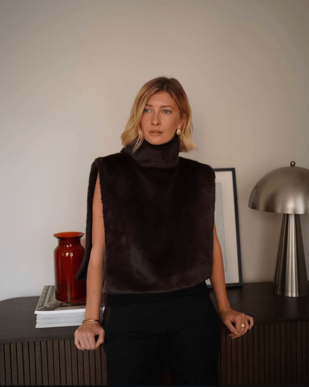 Lorna väst i fuskpäls med polokrage