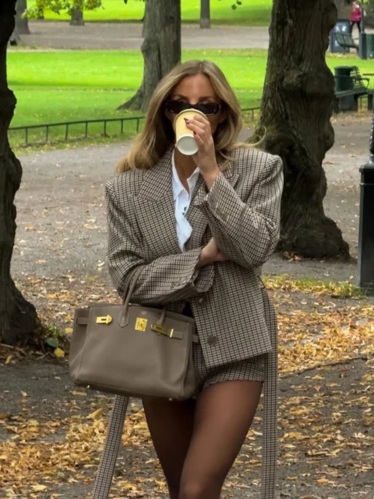 Lucy fiskbensmönstrad shortsdräkt med skärp