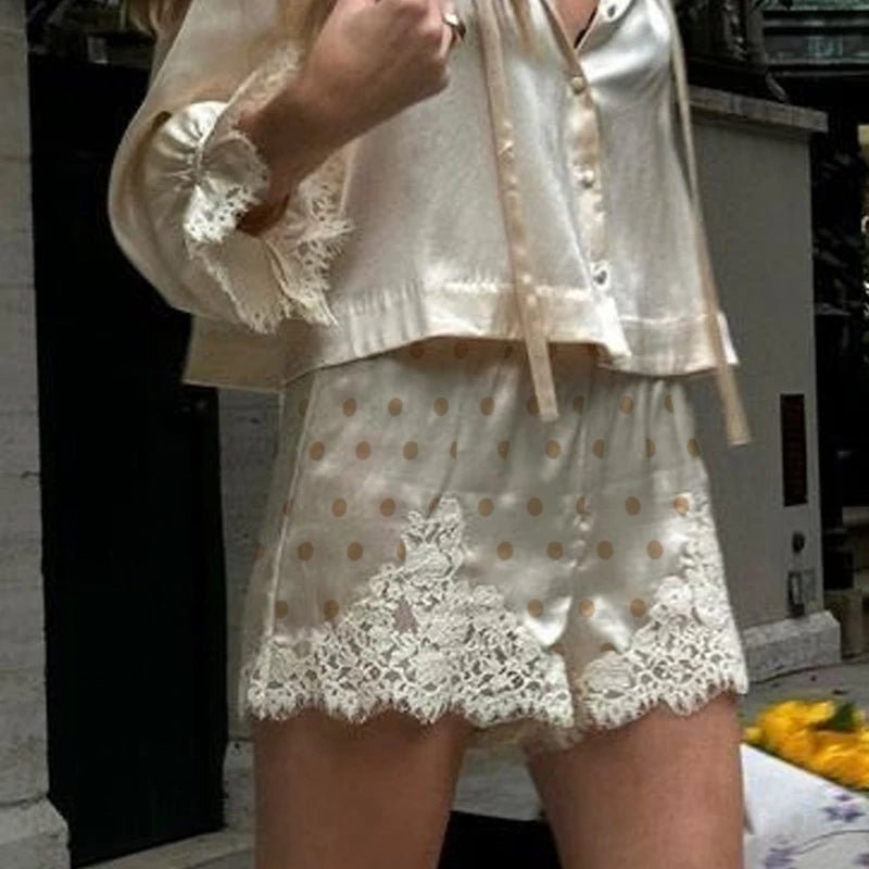 Lucy shorts i prickig satäng med spets