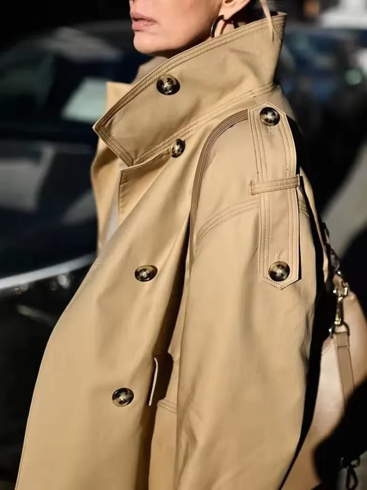 Lucy kort trenchcoat med ståkrage