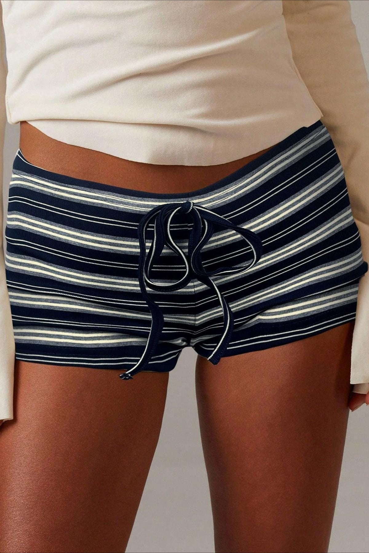 Malina randiga shorts med dragsko och låg midja