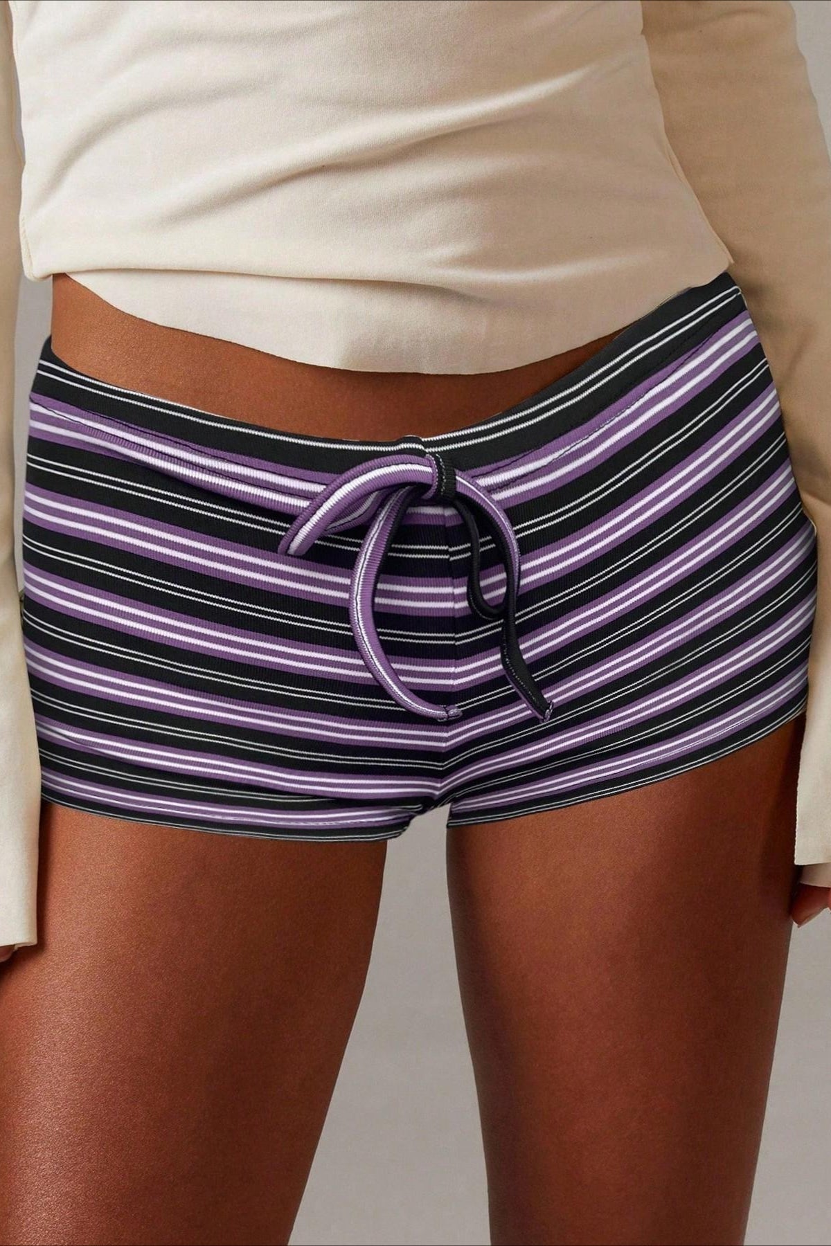 Malina randiga shorts med dragsko och låg midja