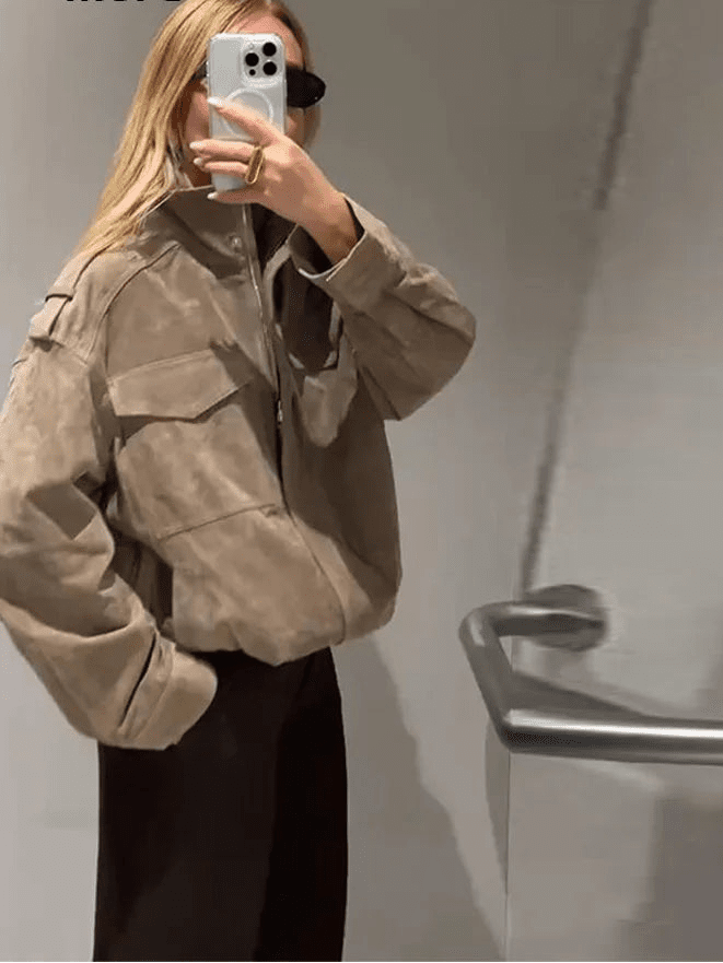 Marianne jacka i mocka med hög krage och fickor