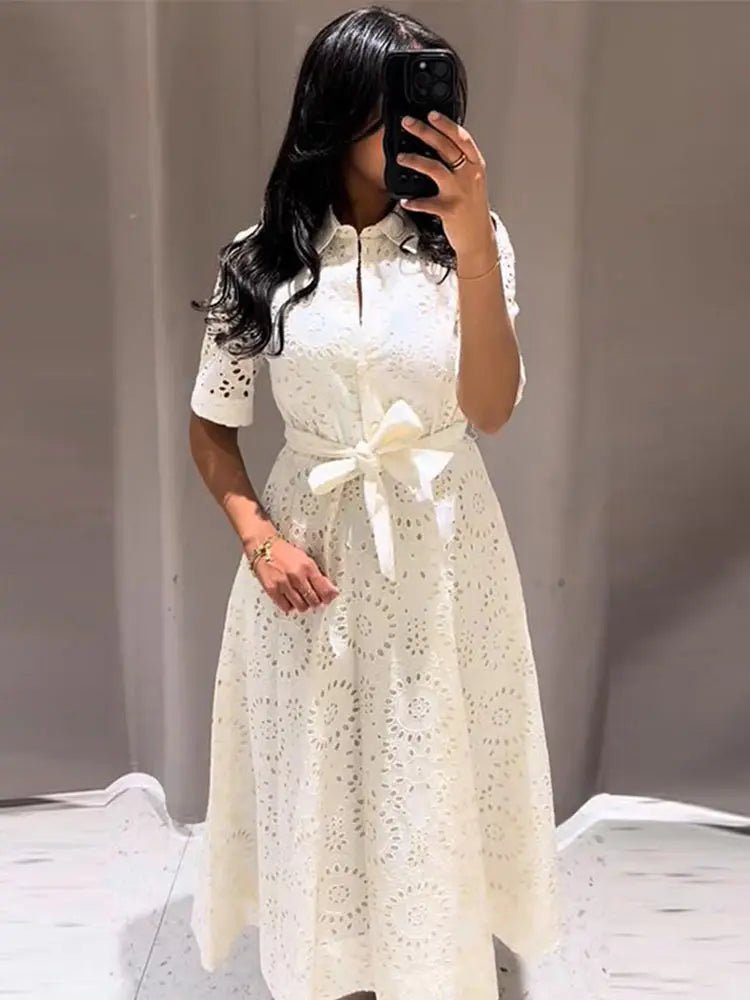 Merida broderad midiklänning med skärp