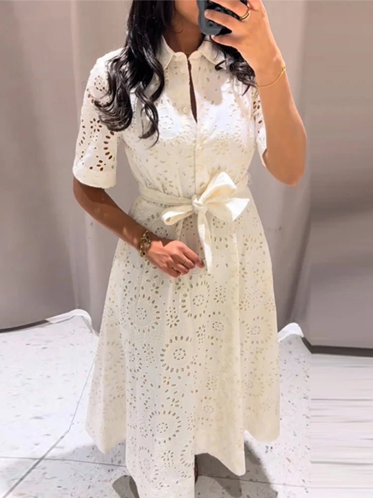 Merida broderad midiklänning med skärp
