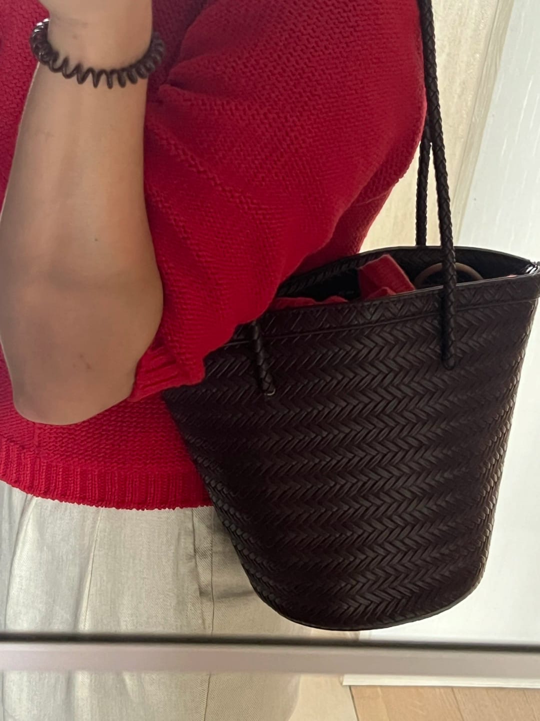 Meryls flätade bucketväska med fodral