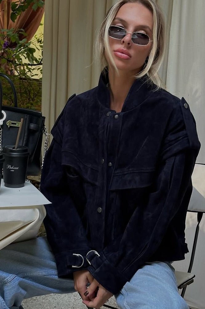 Mila mockajacka med breda axlar