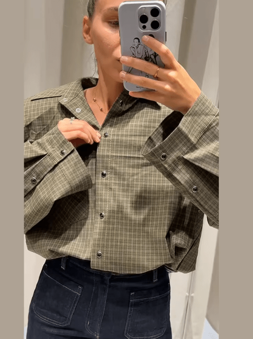 Monicas grönrutiga långärmade topp
