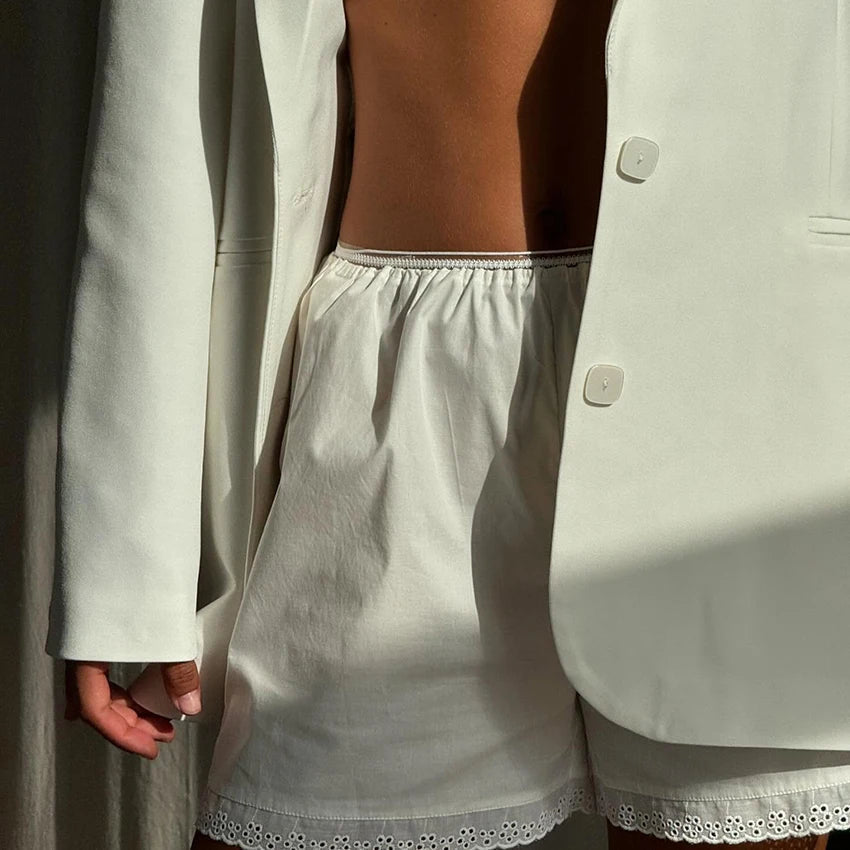 Natalie korta shorts med spetskant