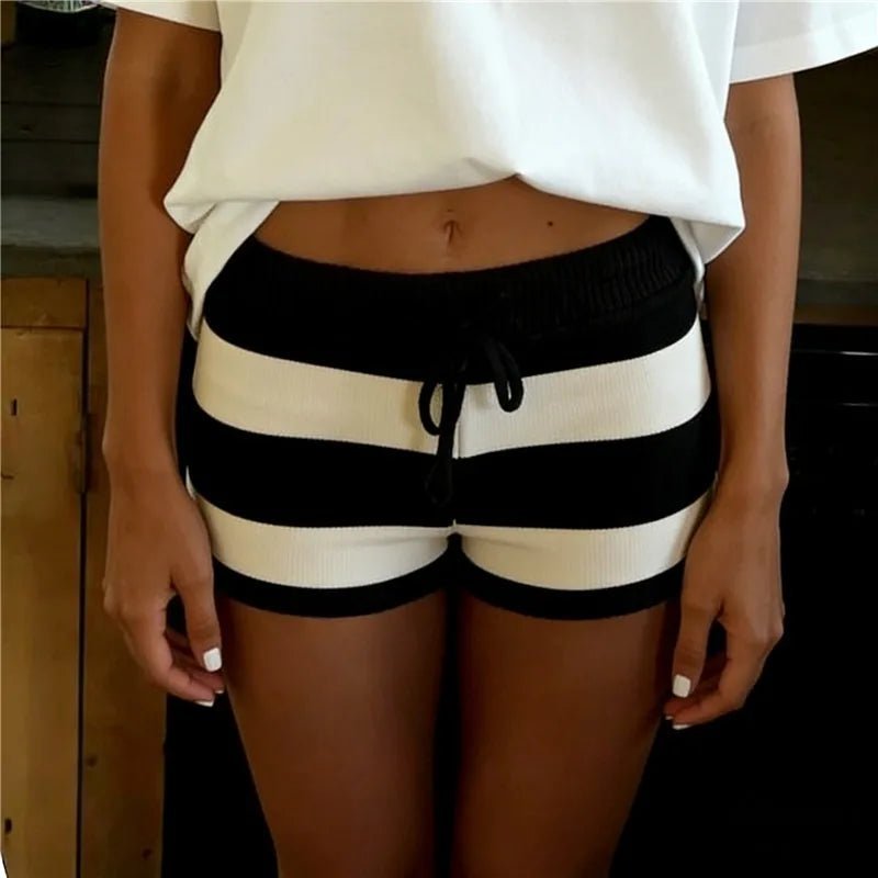 Nina randiga stickade shorts
