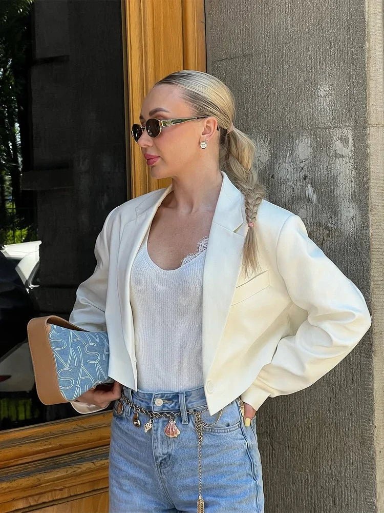 Olga figurnära kort kostymjacka med axelvaddar