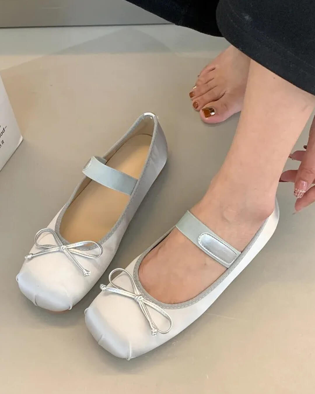 Pamela ballerinaskor i satäng med rosett